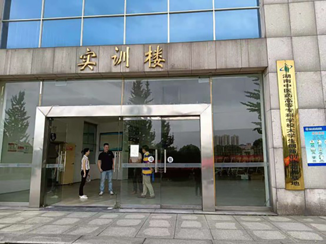 中南制藥機(jī)械廠組織人員前往湖南中醫(yī)藥高等專科學(xué)?，F(xiàn)場勘查